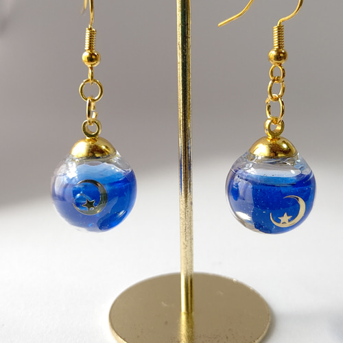 月と星が輝く宇宙のガラスドームピアス／イヤリング イヤリング