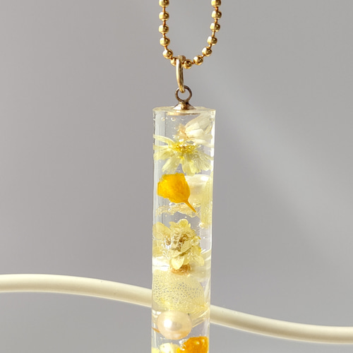 ハーバリウム風黄色と白のかすみ草とアジサイとスターフラワーの