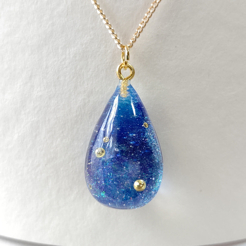 イルカ かすみ草 月のペンダント レジンネックレス お気にいる かすみ草 イルカ 月のペンダント メルカリ - レジン