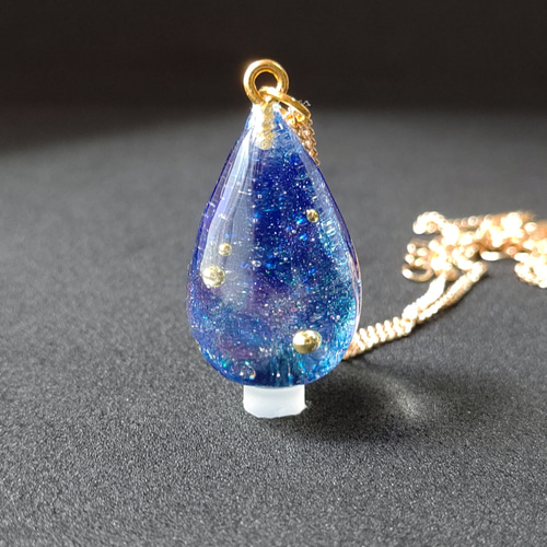 ブルーのキラキラ輝く宇宙の雫型レジンのネックレス ネックレス