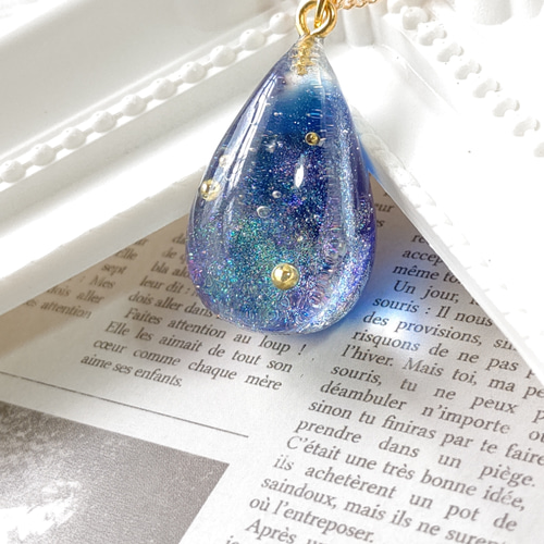 ブルーのキラキラ輝く宇宙の雫型レジンのネックレス ネックレス