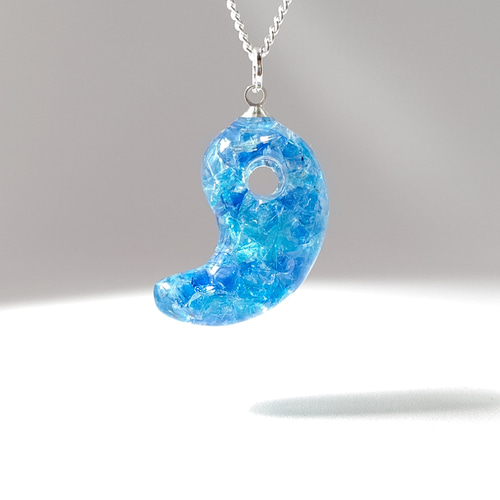水色と青の琉球ガラスカレットの勾玉型レジンのネックレス ネックレス