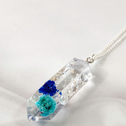 青と水色のかすみ草のドライフラワーとパールの水晶型ネックレス 2枚目の画像
