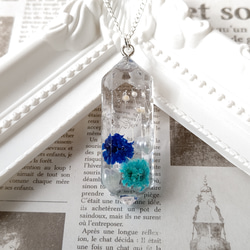 青と水色のかすみ草のドライフラワーとパールの水晶型ネックレス 3枚目の画像