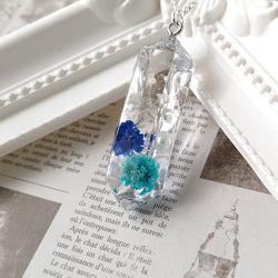 青と水色のかすみ草のドライフラワーとパールの水晶型ネックレス 4枚目の画像