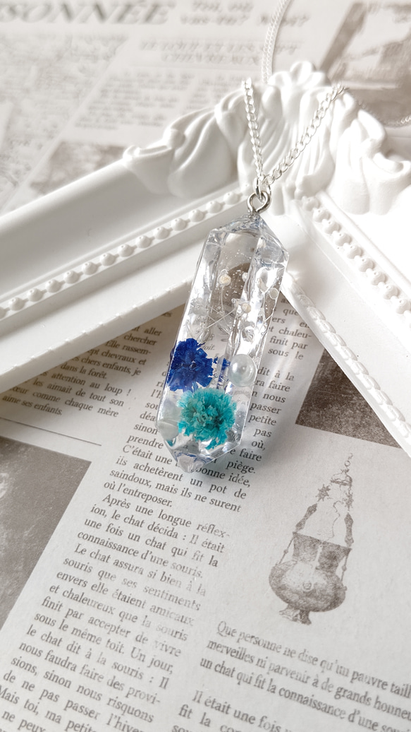 青と水色のかすみ草のドライフラワーとパールの水晶型ネックレス 4枚目の画像