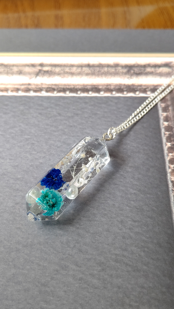青と水色のかすみ草のドライフラワーとパールの水晶型ネックレス 5枚目の画像