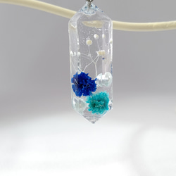 青と水色のかすみ草のドライフラワーとパールの水晶型ネックレス 9枚目の画像