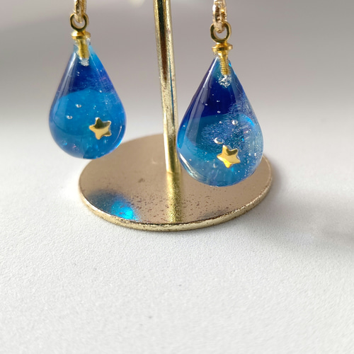 一粒のキラキラ輝く宇宙と星の雫型ピアス/イヤリング 一粒のキラキラ輝く宇宙と星の雫型ピアス/イヤリング