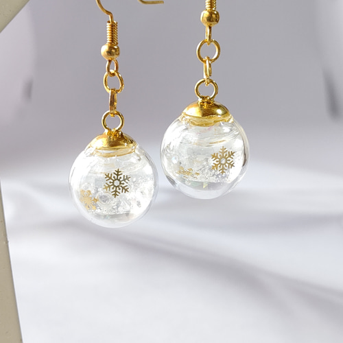 冬の新作＊スノードーム風の雪の結晶のガラスドームピアス／イヤリング