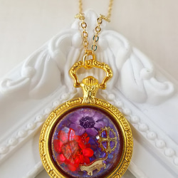 赤と紫のドライフラワーと猫と歯車のドーム型懐中時計ネックレス 1枚目の画像