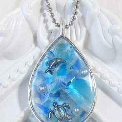 イルカとホヌと青と水色の琉球ガラスカレットとパールのしずく型ネックレス 1枚目の画像