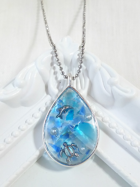 イルカとホヌと青と水色の琉球ガラスカレットとパールのしずく型ネックレス 2枚目の画像