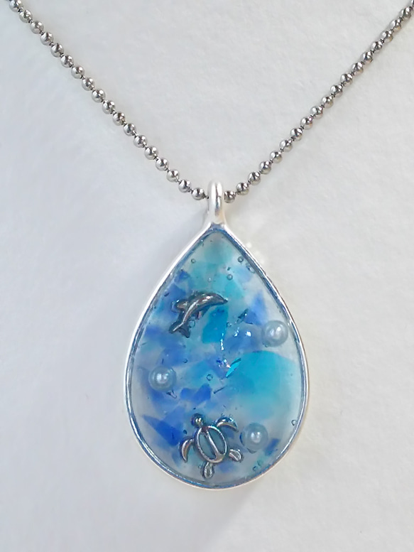 イルカとホヌと青と水色の琉球ガラスカレットとパールのしずく型ネックレス 3枚目の画像