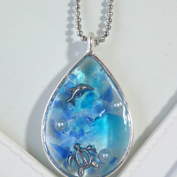 イルカとホヌと青と水色の琉球ガラスカレットとパールのしずく型ネックレス 4枚目の画像