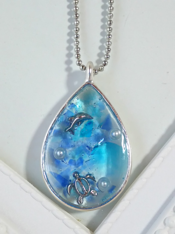 イルカとホヌと青と水色の琉球ガラスカレットとパールのしずく型ネックレス 4枚目の画像