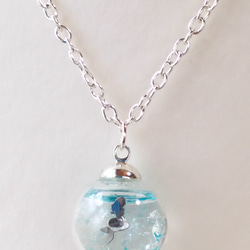 人魚姫からの贈り物～マーメイドとシェルとパールのガラスドームネックレス 2枚目の画像