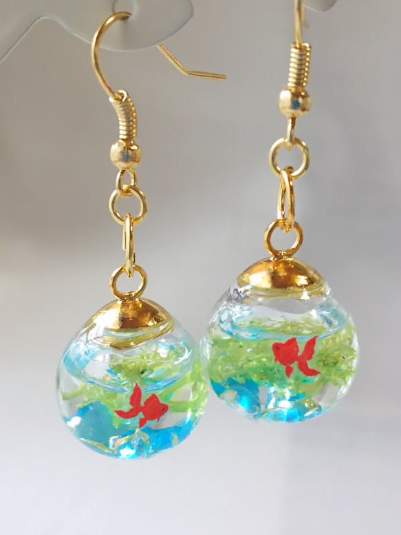 夏の涼しげな金魚と水草と水色のガラスの粒のガラスドームピアス 