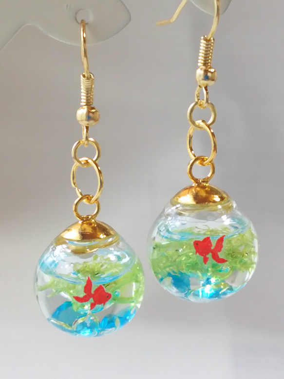 夏の涼しげな金魚と水草と水色のガラスの粒のガラスドームピアス／イヤリング 6枚目の画像