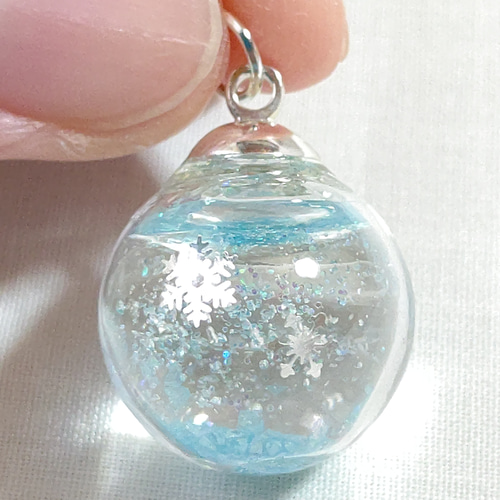 冬の新作＊水色のクラッシュガラスのスノードーム風の雪の結晶のガラス