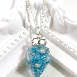 水色のかすみ草とパールのダイヤモンド型レジンのネックレス 3枚目の画像