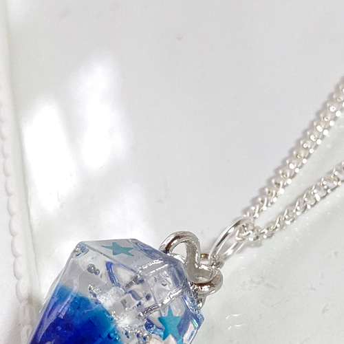 水色の星が輝くダイヤモンド型レジンのネックレス ネックレス