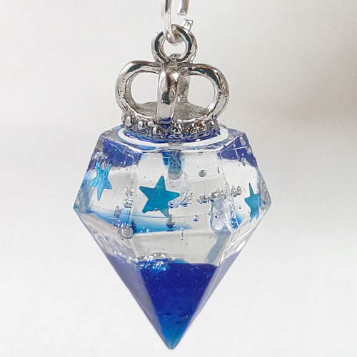 水色の星が輝くダイヤモンド型レジンのネックレス ネックレス