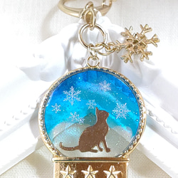 冬の新作＊スノードーム型舞い散る雪を見上げる猫のキーホルダー  