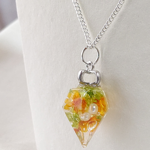 オレンジと黄緑のスターフラワーとパールのダイヤモンド型レジンの