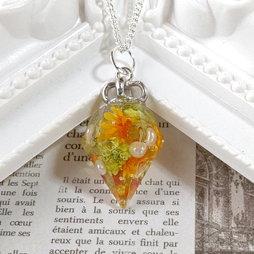 オレンジと黄緑のスターフラワーとパールのダイヤモンド型レジンの