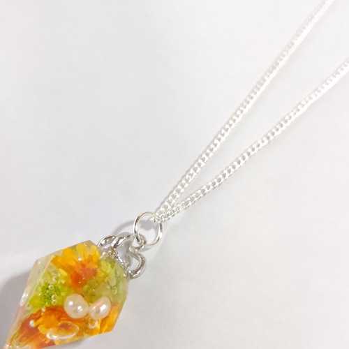 オレンジと黄緑のスターフラワーとパールのダイヤモンド型レジンの