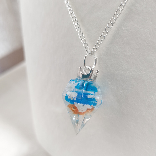 夕焼け空と雲のダイヤモンド型レジンのネックレス ネックレス