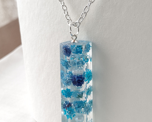 ハーバリウム風水色と青のかすみ草の正方形の筒型ネックレス
