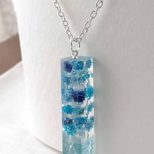 ハーバリウム風水色と青のかすみ草の正方形の筒型ネックレス