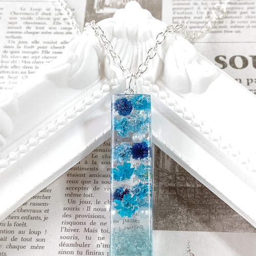 ハーバリウム風水色と青のかすみ草の正方形の筒型ネックレス