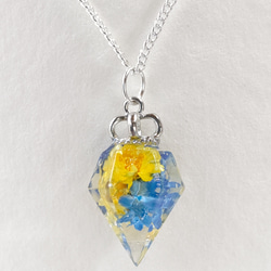 黄色とキャンディーブルーのスターフラワーのドライフラワーのダイヤモンド型レジンのネックレス 4枚目の画像