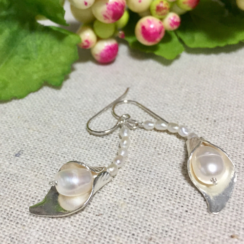 カレンシルバーのリーフと淡水パールのピアス ピアス（フック