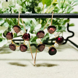 ガーネット マロン&クリスタルのお花みたいなフックピアス 4枚目の画像