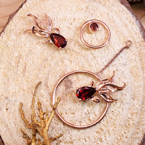金魚 - 紅石榴石純銀電18K玫瑰金不對稱耳環 第2張的照片