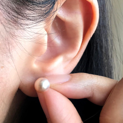 心醉 - 6mm 圓形 白色 珍珠 純銀 電18K 白金 耳針 耳環 第6張的照片