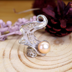 BALLERINA– Baroque Pink Pearl 18K Rhodium Plated Silver Ring 1枚目の画像