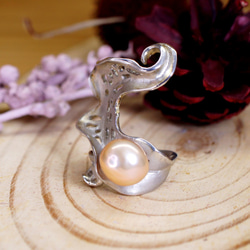 BALLERINA– Baroque Pink Pearl 18K Rhodium Plated Silver Ring 2枚目の画像