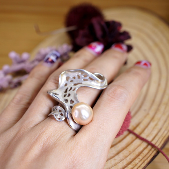 BALLERINA– Baroque Pink Pearl 18K Rhodium Plated Silver Ring 4枚目の画像