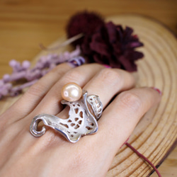 BALLERINA– Baroque Pink Pearl 18K Rhodium Plated Silver Ring 6枚目の画像