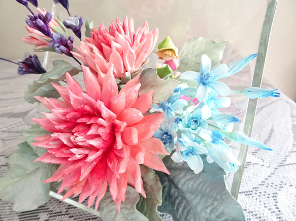 【パン粘土/1点物/妖精】ガラス器に鮮やかな夏の花♪ダリア/ブルースター/ラベンダーのパンフラワーアレンジメント 2枚目の画像