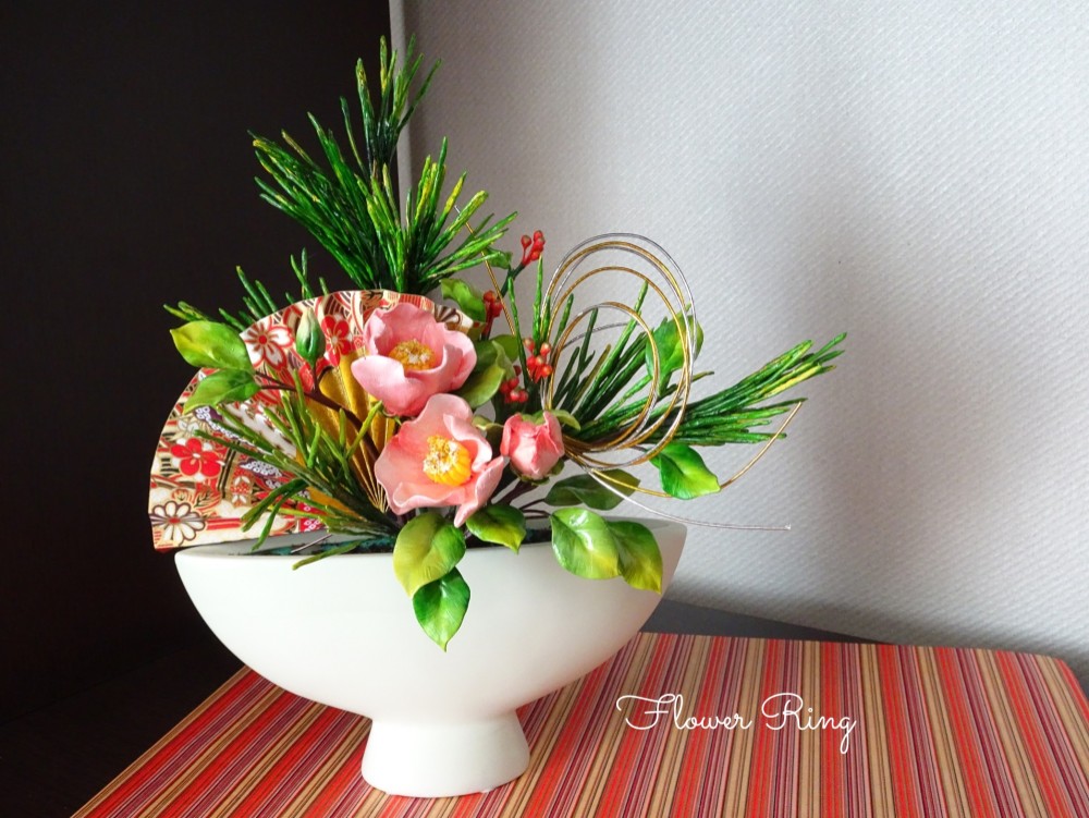 【お正月/パンフラワー/パン粘土】置いて飾る ふんわりピンク椿/松/センリョウのパンフラワーお正月飾りアレンジ