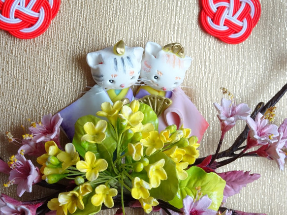 【期間限定/雛飾り/猫/ちりめん/パンフラワー】可愛い猫雛と桜/菜の花 春の和風アレンジメント 3枚目の画像