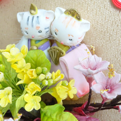 【期間限定/雛飾り/猫/ちりめん/パンフラワー】可愛い猫雛と桜/菜の花 春の和風アレンジメント 8枚目の画像