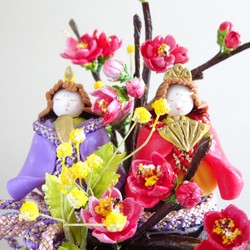 【桃の節句/雛飾り/ひな人形/パン粘土】桃/ミモザ/ふっくら福雛さんのパンフラワーひな祭りアレンジメント 3枚目の画像