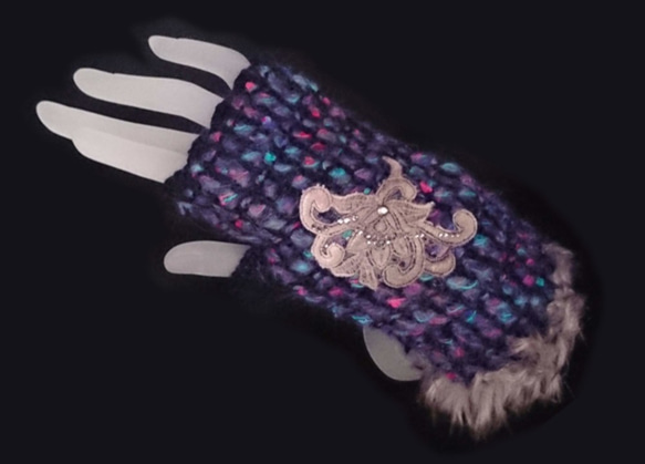 おしゃれな手編みのハンドウォーマー(レインボーパープルβ) 1枚目の画像
